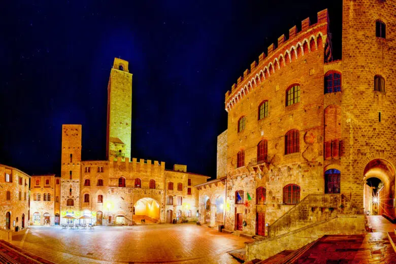 San Gimignano, piazza Duomo di notte