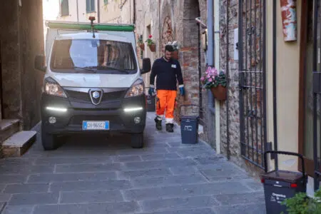 Monticiano: al via il nuovo servizio raccolta rifiuti porta a porta Sei Toscana, raccolta rifiuti porta a porta, operatori e furgoncino