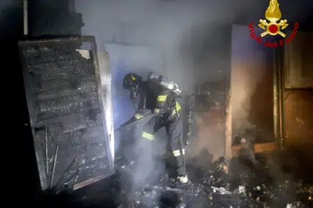 Incendio ad un maneggio a Staggia: tre persone intossicate, salvi gli animali Incendio maneggio a Staggia Senese, intervento dei Vigili del Fuoco di Siena
