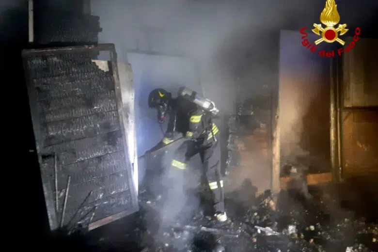 Incendio ad un maneggio a Staggia: tre persone intossicate, salvi gli animali Incendio maneggio a Staggia Senese, intervento dei Vigili del Fuoco di Siena