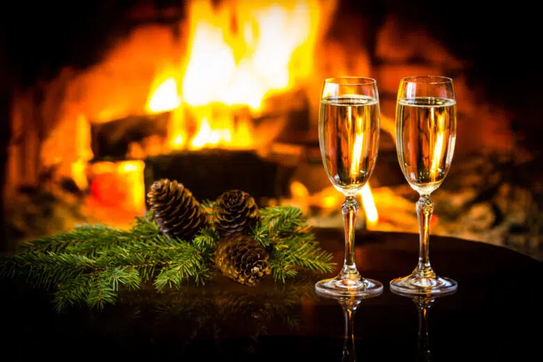 Torna per tutto il mese di dicembre Cantine Aperte a Natale Vino e addobbi di Natale davanti al camino