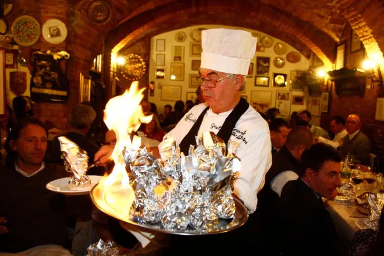 Pierino Fagnani detto Bagoga nel suo ristorante