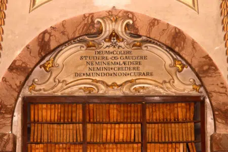 Rapporti fra gli Intronati e le donne: incontri all’Accademia Accademia Senese degli Intronati, motto in biblioteca