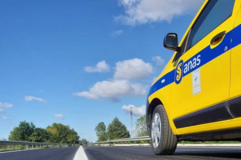 Lavori sul raccordo Siena-Firenze a Monteriggioni Autoveicolo Anas su strada