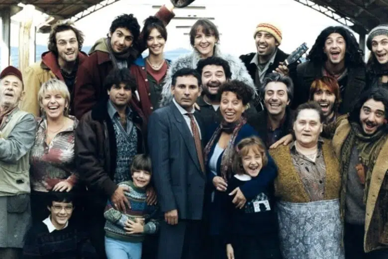 A Castelnuovo Berardenga prosegue la rassegna “Il Cinema a Natale” Baci e abbracci, scena di gruppo