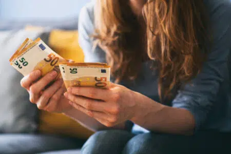 Aperto a Poggibonsi il bando per il bonus idrico Donna conta banconote da 50 euro a casa