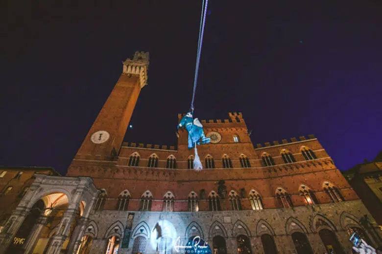 La Befana dei Vigili del Fuoco torna in Piazza del Campo a Siena Befana dei Vigili del Fuoco in Piazza del Campo a Siena