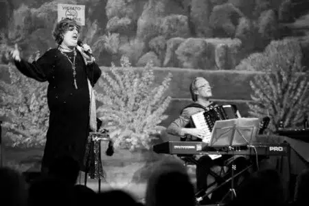 ‘Bruna è la notte’, una commedia all’italiana divertente e ironica al Teatro “Ciro Pinsuti” di Sinalunga Scena dello spettacolo "Bruna è la notte"