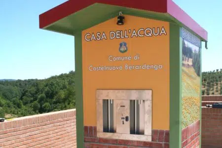 A Castelnuovo risparmiate 200 mila bottiglie di plastica con le casine dell’acqua Casina dell'acqua a Castelnuovo Berardenga
