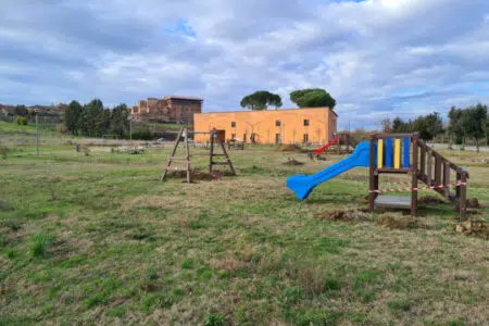 Monteroni d’Arbia: nuovi arredi urbani e giochi nelle aree verdi Aree verdi e area giochi a Monteroni d'Arbia