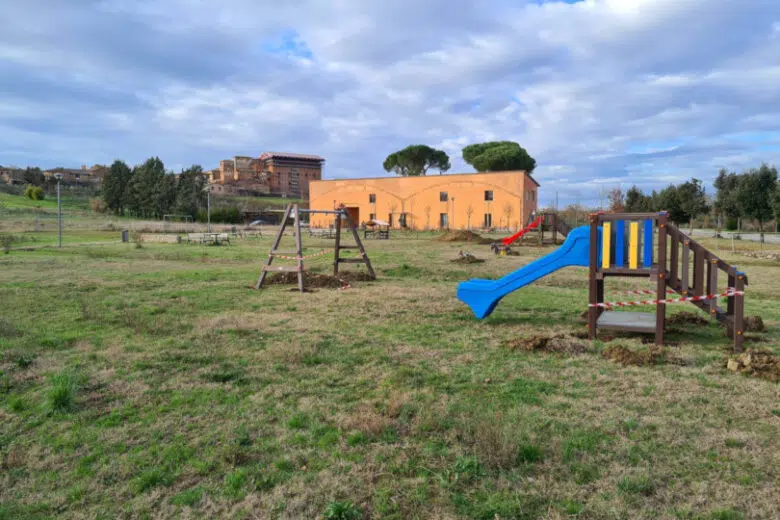 Monteroni d’Arbia: nuovi arredi urbani e giochi nelle aree verdi Aree verdi e area giochi a Monteroni d'Arbia