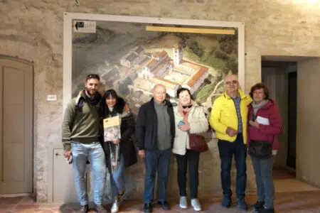 Museo archeologico di Monteriggioni: superati i 10.000 visitatori in 165 giorni di apertura Nell'immagine, tra gli altri, il visitatore 10.000 del Museo Archeologico di Monteriggioni al quale è stata regalata la guida