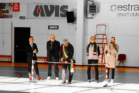 Nuovo parquet per il palasport di Arbia Inaugurazione palasport di Arbia, taglio del nastro