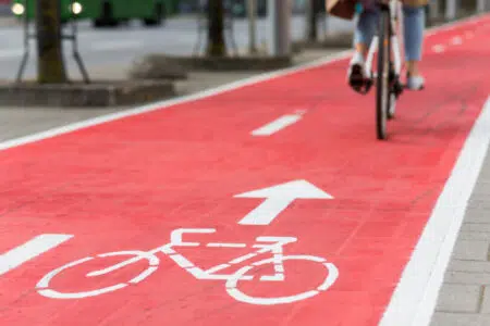 “Ciclovia UniSi”, in corso a Siena i lavori per la realizzazione delle piste ciclabili Ciclovia, ragazza in bicicletta su pista ciclabile