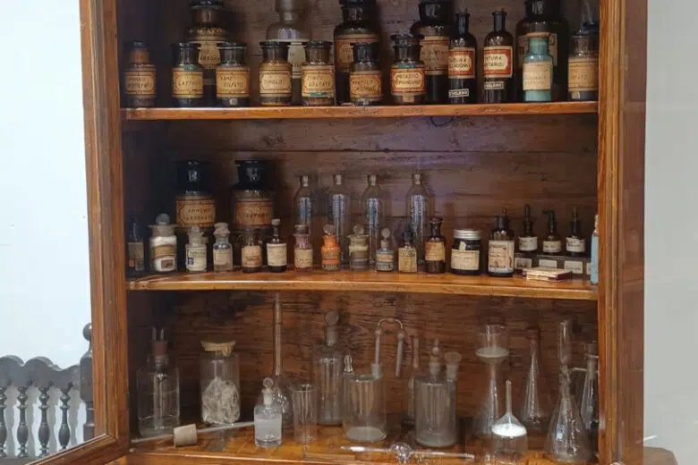 Ultimo weekend a Poggibonsi per “La Via Maestra del Natale” Mobile con erbe e tinture della farmacia Del Zanna di Poggibonsi