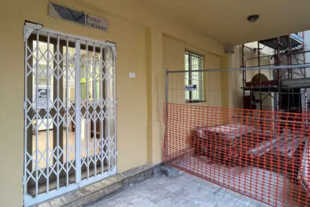 Serre di Rapolano, ingresso ufficio postale, lavori