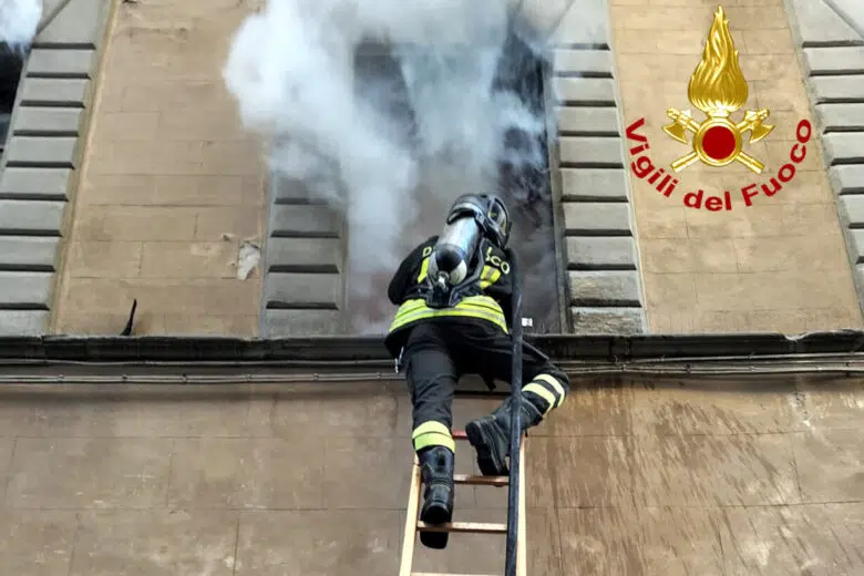 Incendio in centro a Siena: inagibili due appartamenti L'intervento dei Vigili del fuoco in via Sallustio Bandini a Siena