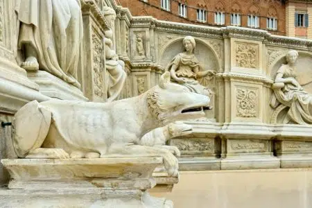 Nuova vita per il capolavoro Fonte Gaia di Tito Sarrocchi in Piazza del Campo – FOTO Fonte Gaia in Piazza del Campo a Siena