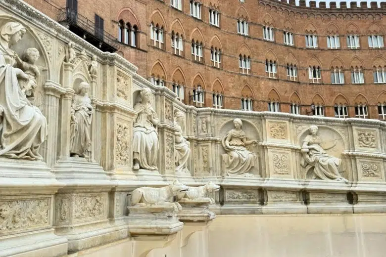 Fonte Gaia in Piazza del Campo a Siena