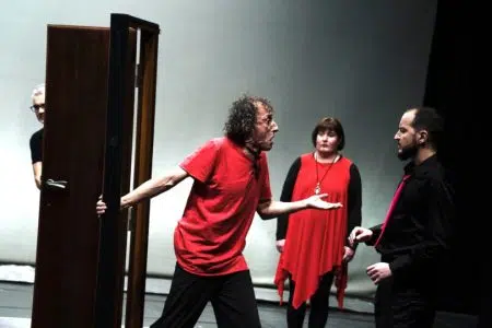 Hybris, la lucida follia dei RezzaMastrella al Teatro dei Rinnovati Una scena dello spettacolo Hibris dei RezzaMastrella
