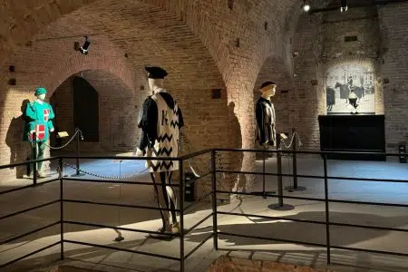 “In Campo la Balzana”: ai Magazzini del Sale la mostra sui costumi storici del Palio di Siena Mostra sui costumi storici del Palio di Siena