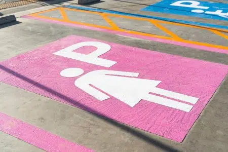 A Poggibonsi 36 parcheggi rosa per donne in dolce attesa e neogenitori Stallo parcheggio rosa