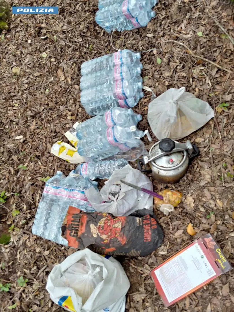 Operazione antidroga Polizia a Vagliagli, rifiuti nella base degli spacciatori