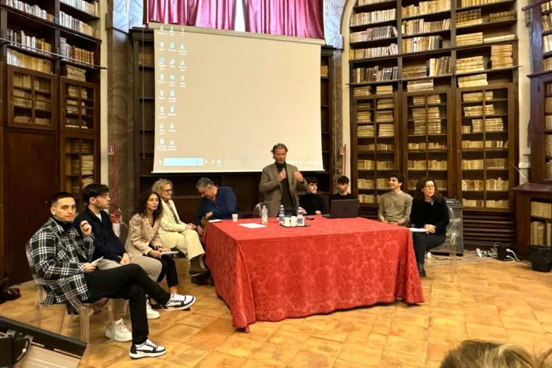“Provando e riprovando”: alla biblioteca di Siena progetto di studio degli studenti del “Marconi” "Provando e riprovando", presentazione del progetto del "Marconi" alla biblioteca di Siena