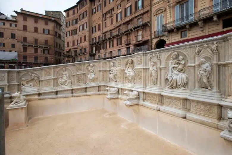Fonte Gaia si illumina di rosso per la giornata della sclerosi multipla