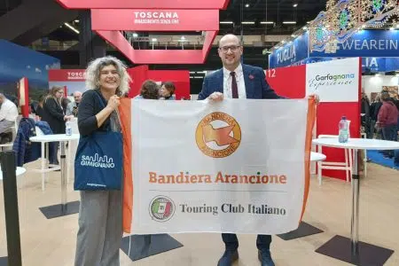 San Gimignano Bandiera Arancione del Touring Club Italiano per altri tre anni San Gimignano, consegna Bandiera Arancione alla Bit di Milano