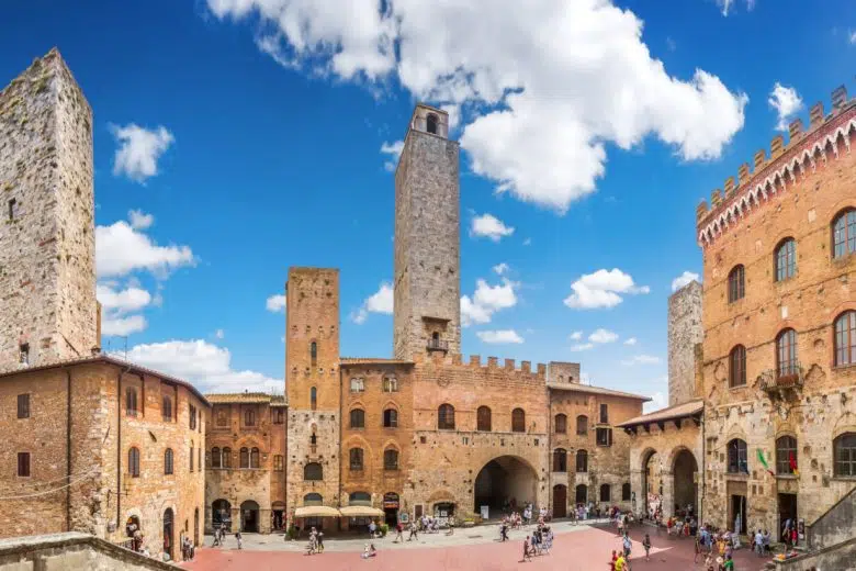 San Gimignano, manutenzione della sommità della Torre Grossa San Gimignano, piazza Duomo, turisti