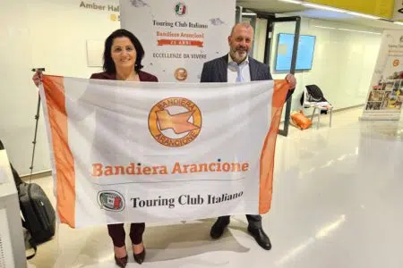 Al Comune di Sinalunga la Bandiera Arancione del Touring Club Italiano Sinalunga, la consegna della Bandiera Arancione alla Bit di Milano