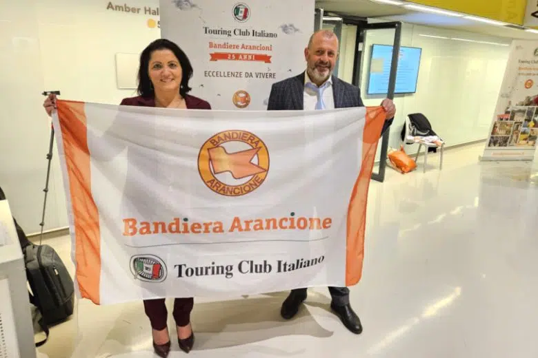 Al Comune di Sinalunga la Bandiera Arancione del Touring Club Italiano Sinalunga, la consegna della Bandiera Arancione alla Bit di Milano