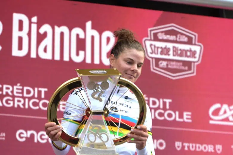 Lotte Kopecky sul podio della Strade Bianche Women Elite 2024