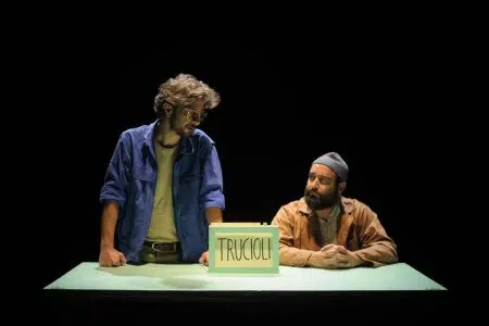 Gli Omini arrivano al Teatro “Pinsuti” di Sinalunga con lo spettacolo “Trucioli” Scena della spettacolo "Trucioli" de Gli Omini