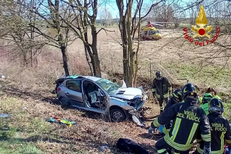 Vigili del Fuoco, incidente Bettolle, auto in scarpata