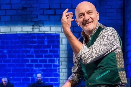 “La mia vita raccontata male”, Claudio Bisio a Siena sul palco dei Rinnovati Claudio Bisio nello spettacolo La mia vita raccontata male