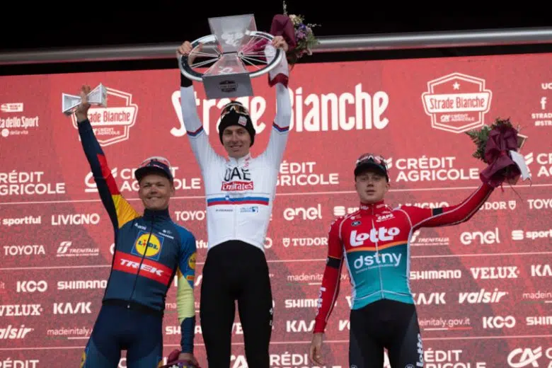 Tadej Pogačar sul podio della Strade Bianche 2024