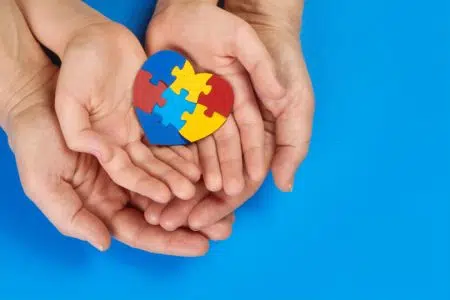 Il 2 aprile la Giornata mondiale della consapevolezza sull’autismo Autismo, mani, puzzle