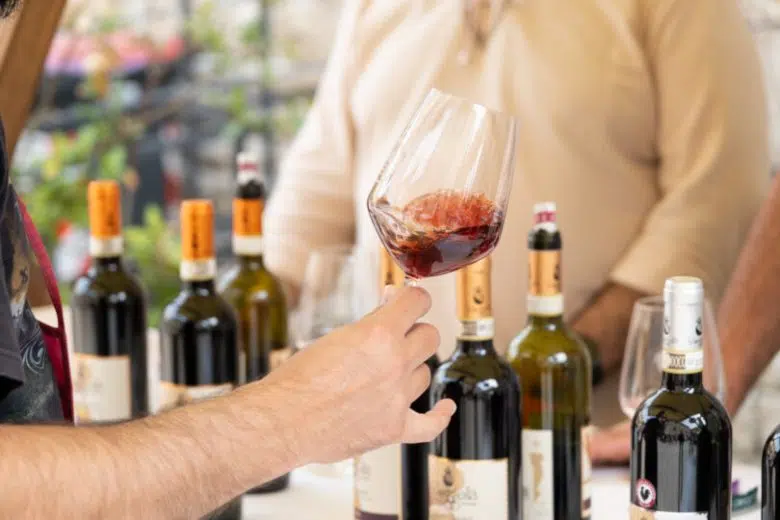 Chianti classico, bicchiere e bottiglie