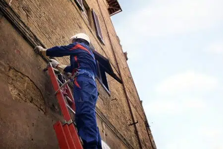 Siena, area fuori Porta Pispini: rinviati i lavori sulla rete elettrica Lavori Enel alla rete elettrica, operaio