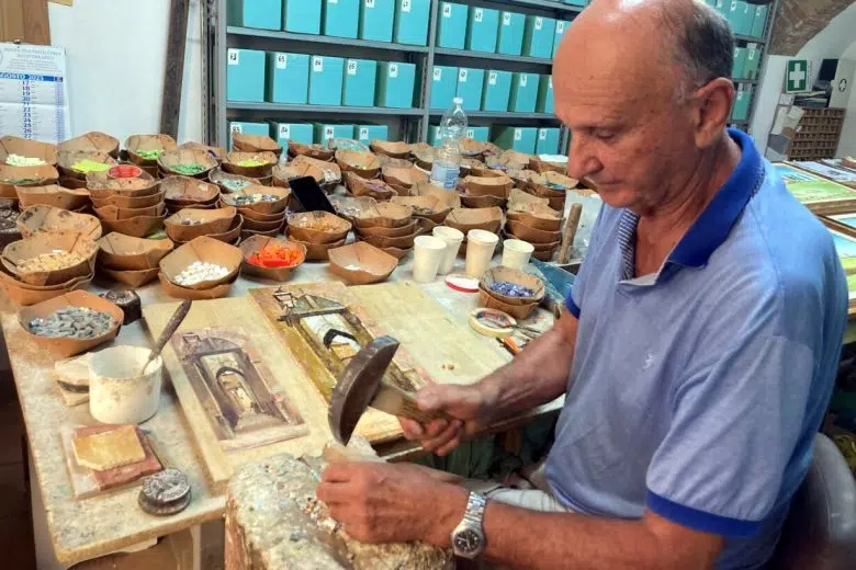 I mestieri artigiani poliziani, artigiano nella sua bottega a Montepulciano