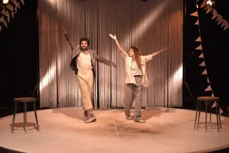 A Monteroni si chiude TeatrInScatola con lo spettacolo #Nuovipoveri Scena dello spettacolo #Nuovipoveri