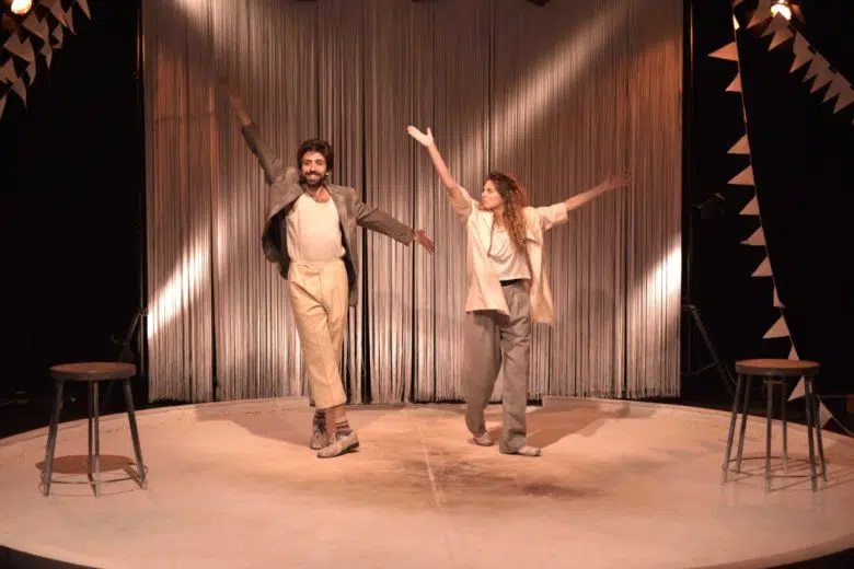 A Monteroni si chiude TeatrInScatola con lo spettacolo #Nuovipoveri Scena dello spettacolo #Nuovipoveri