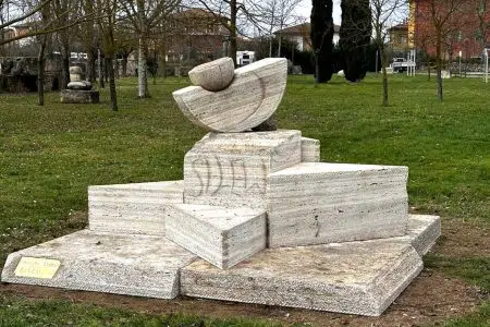 Rapolano Terme, nuova scultura in travertino nel Parco dell’Acqua La scultura "Costellazione" al Parco dell'Acqua di Rapolano Terme