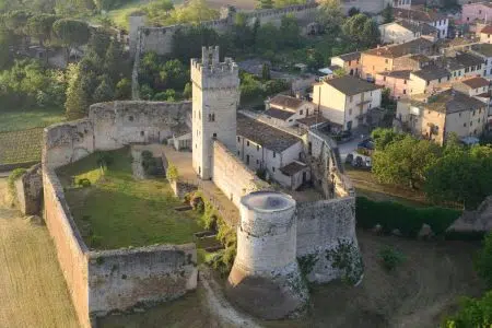 In vista la sistemazione della strada da Lecchi a Staggia Senese Staggia Senese vista dall'alto; in primo piano la Rocca di Staggia