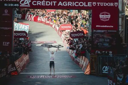 Tadej Pogačar trionfa alla Strade Bianche 2024 Tadej Pogačar sul traguardo della Strade Bianche