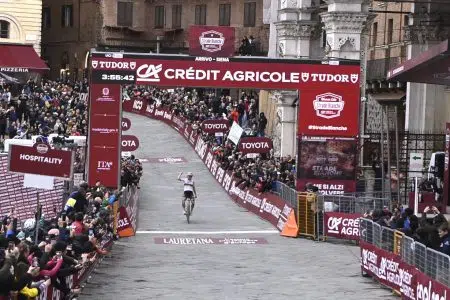 La belga Lotte Kopecky vince la Strade Bianche Women Elite 2024 – FOTO Lotte Kopecky taglia il traguardo della Strade Bianche Women Elite 2024