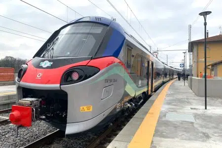 Treni TFT, da lunedì 18 marzo al via la vendita dei nuovi biglietti Treno TFT fermo in stazione