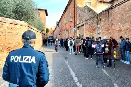 Siena, successo per l’apertura straordinaria dell’Ufficio Immigrazione Ufficio Immigrazione della Questura di Siena, cittadini stranieri in coda